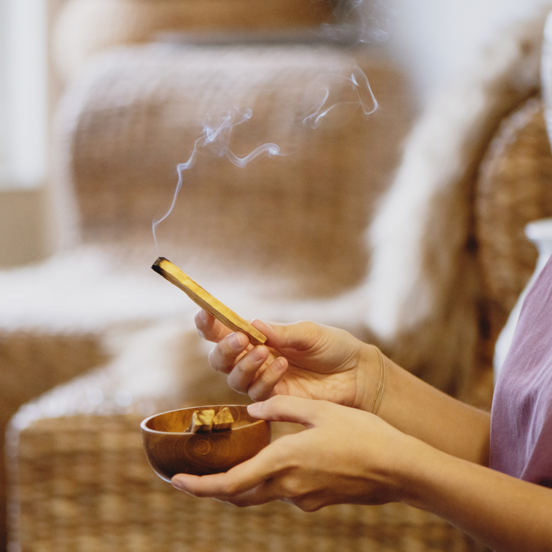 Comment Nettoyer vos Bijoux en Pierres Naturelles avec du Palo Santo